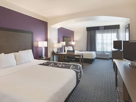 La Quinta Inn & Suites by Wyndham Arlington North 6 Flags Dr