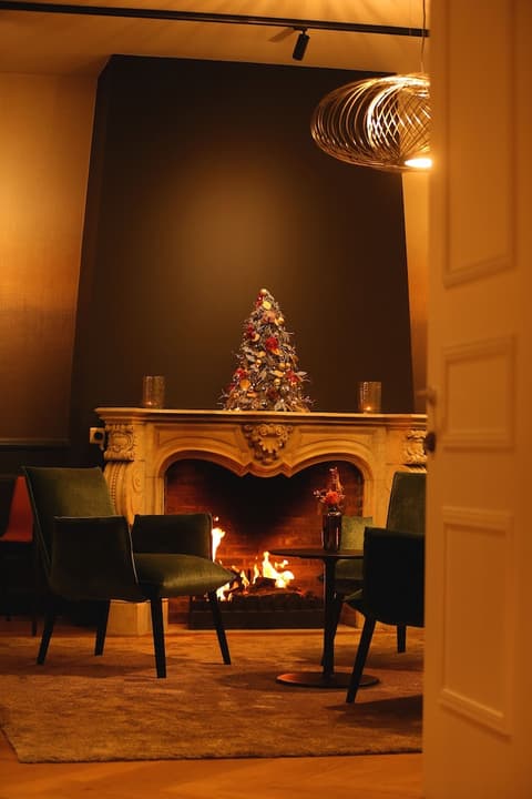 Hotel Acacia, Interior entrance