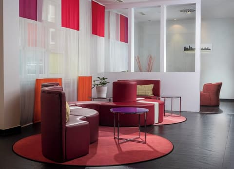 Wyndham Garden Düsseldorf City Centre Königsallee, Lobby sitting area