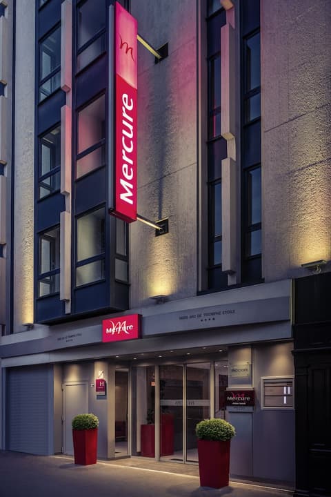 Mercure Paris Arc de Triomphe Etoile, Property entrance