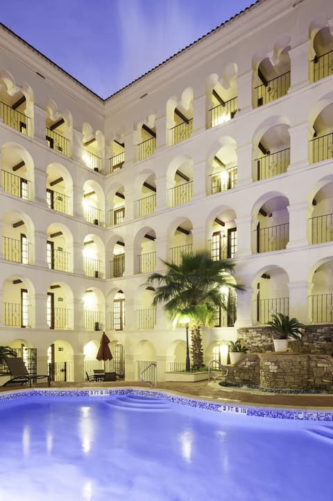 DoubleTree by Hilton Austin, Pool