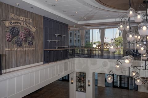 Knott's Hotel, Lobby