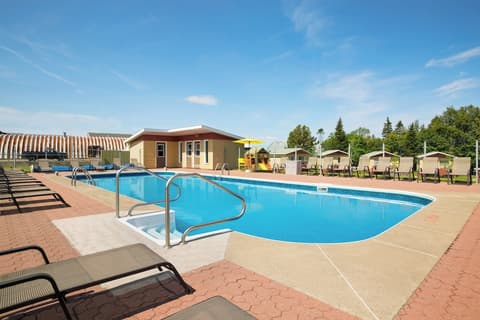 Days Inn by Wyndham Riviere-Du-Loup, Outdoor pool