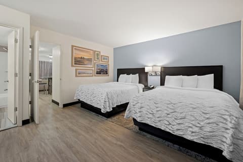 Red Roof Inn PLUS+ & Suites Naples Downtown-5th Ave S, Room