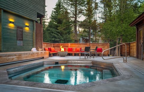 Buffalo Mountain Lodge, Outdoor spa tub