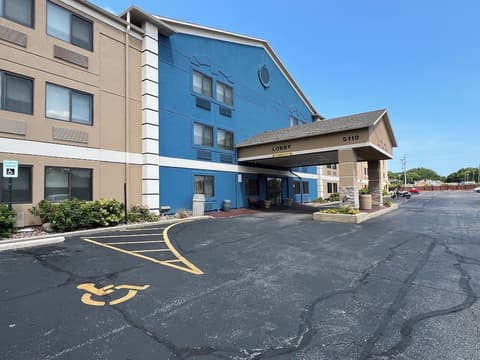 AmericInn by Wyndham Glendale/Milwaukee