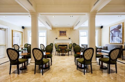 Chateau Versailles, Lobby