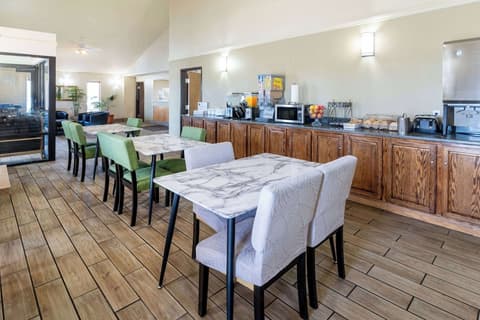 Super 8 by Wyndham Cheyenne WY, Breakfast area