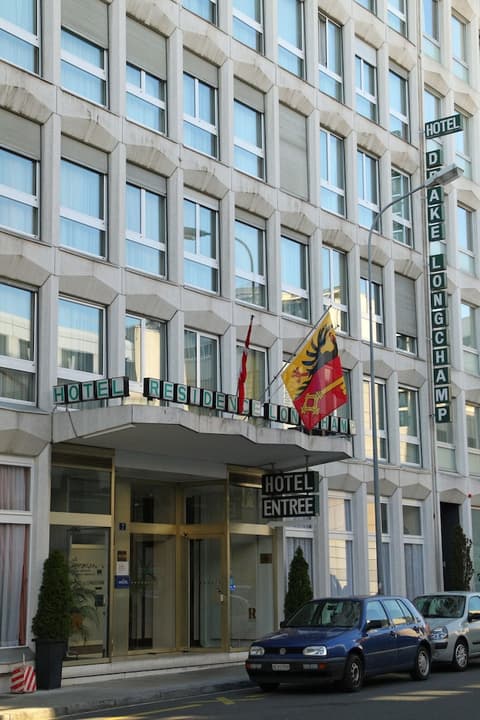 Drake Longchamp, Property entrance