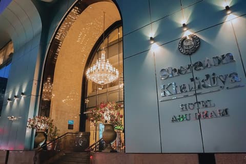 Sheraton Khalidiya Hotel, Interior entrance
