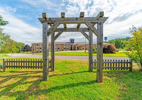 Slumber Inn, Front of property