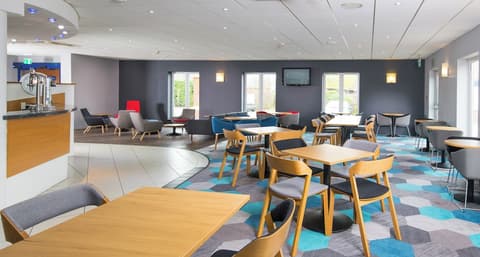Holiday Inn Express Manchester East by IHG, Bar (on property)