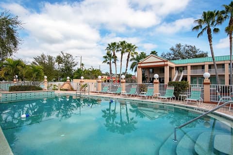 Econo Lodge Inn & Suites Clearwater Central, Pool