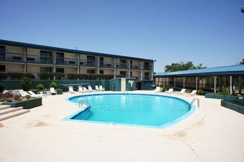 OK Hotel, Outdoor pool