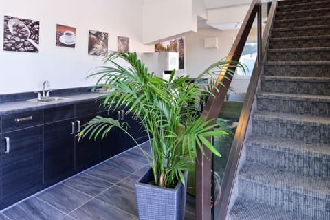 Economy Inn, Lobby sitting area