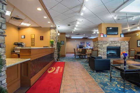 Econo Lodge Inn & Suites University
