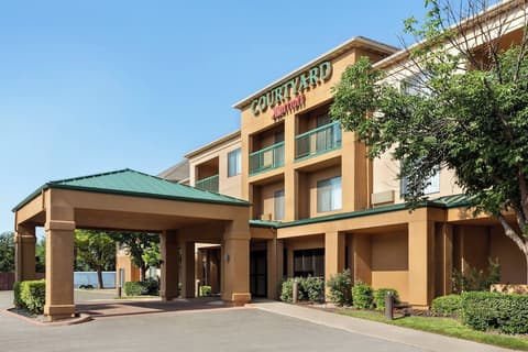 Courtyard by Marriott Lubbock, Exterior