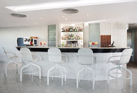 Windsor Excelsior Copacabana, Swim-up bar