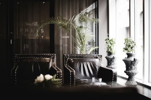 Freys Hotel, Lobby sitting area