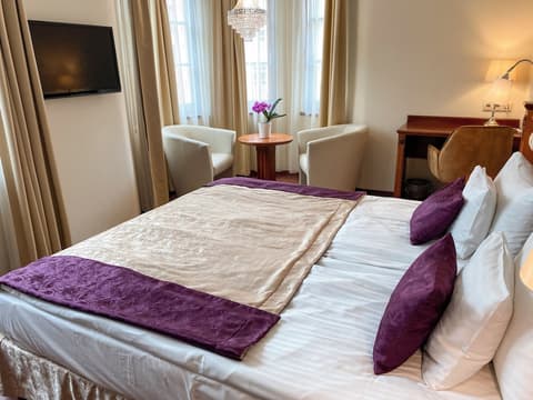 Gold Hotel Budapest, Reception