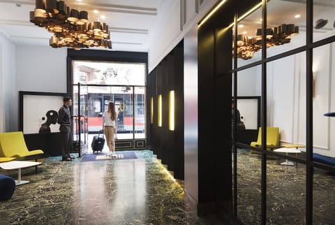 One Shot Reina Victoria, Lobby