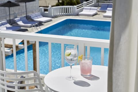 Mr and Mrs White Tinos