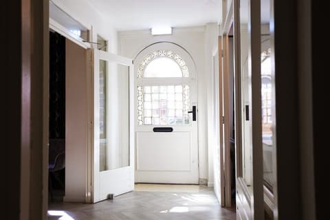 Quentin Museum Square Hotel, Interior entrance