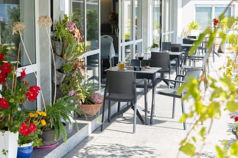 Hotel Avenida, Porch