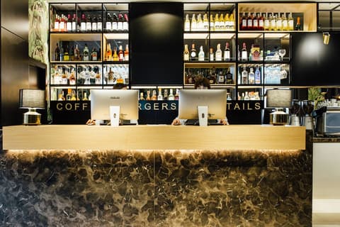 Hotel Malcom and Barret, Reception