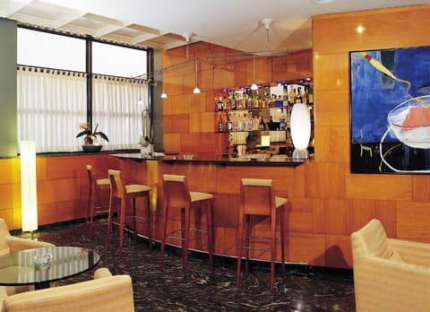 Bohemian Entenza, Bar (on property)