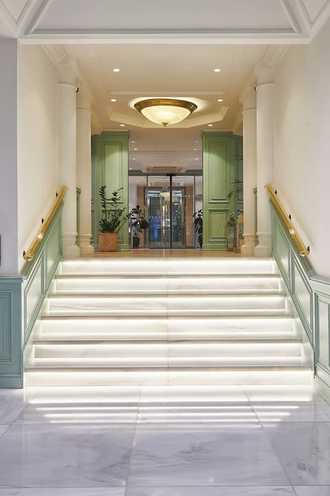 Melia White House Hotel, Interior entrance