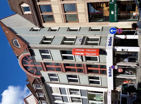 Hotel Avenue, Front of property