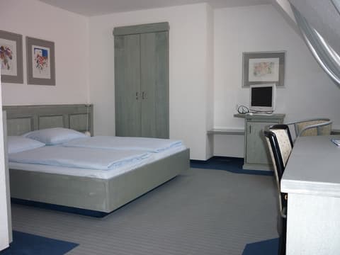 Hotel Avenue, Room