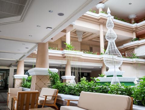 Beyond Kata, Lobby sitting area