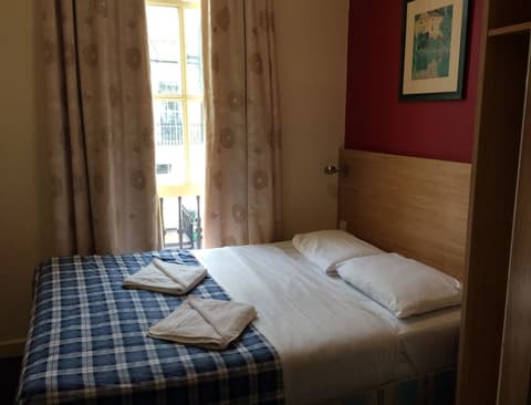 Colliers Hotel, Room