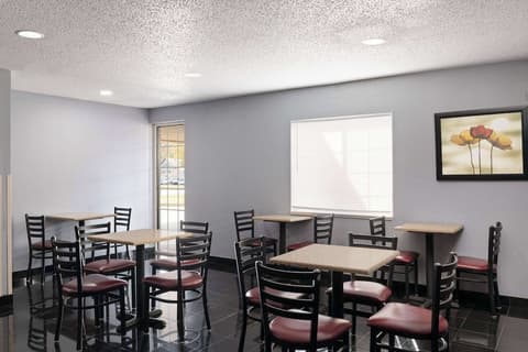 Days Inn & Suites by Wyndham Green Bay WI.