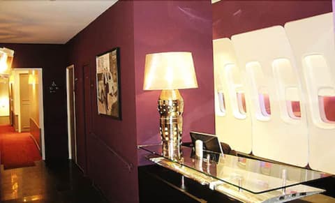 WHO - Windsor Hotel Opera, Reception