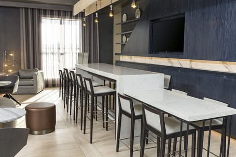 Doubletree By Hilton Boston Logan Airport Chelsea, Lobby lounge