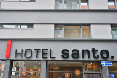 Hotel Santo, Front of property