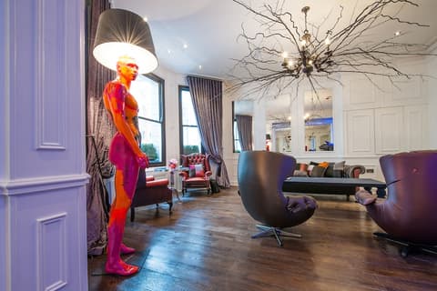 The Exhibitionist Hotel, Interior entrance