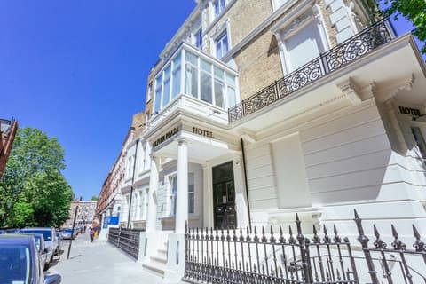 Oliver Plaza, Front of property