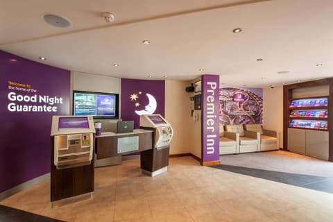 Premier Inn London Hammersmith - Ravenscourt Park, Reception