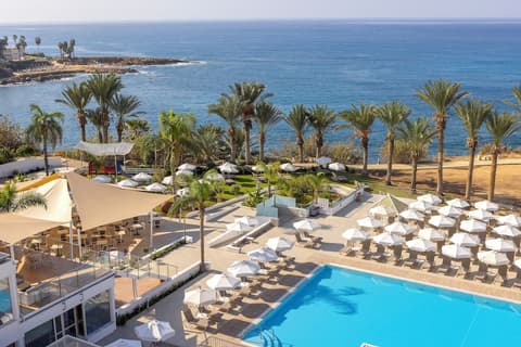 Queen's Bay Hotel, Pool