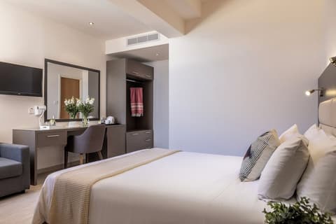 Queen's Bay Hotel, Room