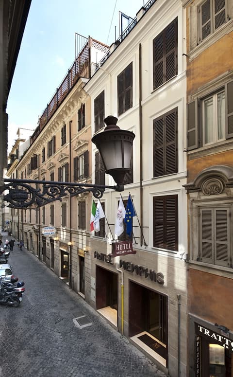 Hotel Memphis, Front of property