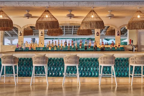 Fairmont Royal Pavilion, Bar (on property)