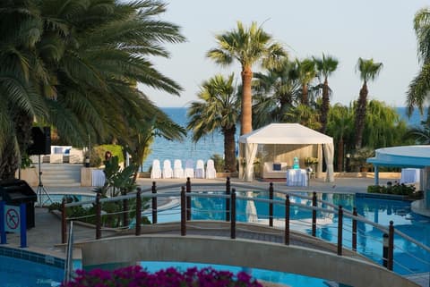 Mediterranean Beach Hotel, Outdoor pool