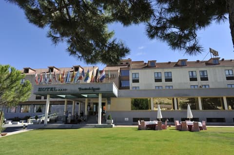 Hotel Puerta de Segovia, Front of property
