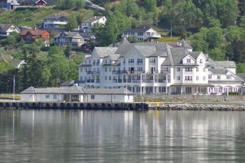 Vøringfoss Hotel, Front of property