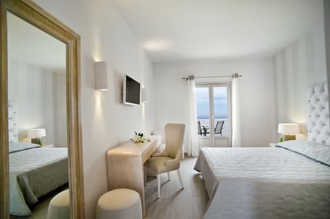 Santorini Palace, Room